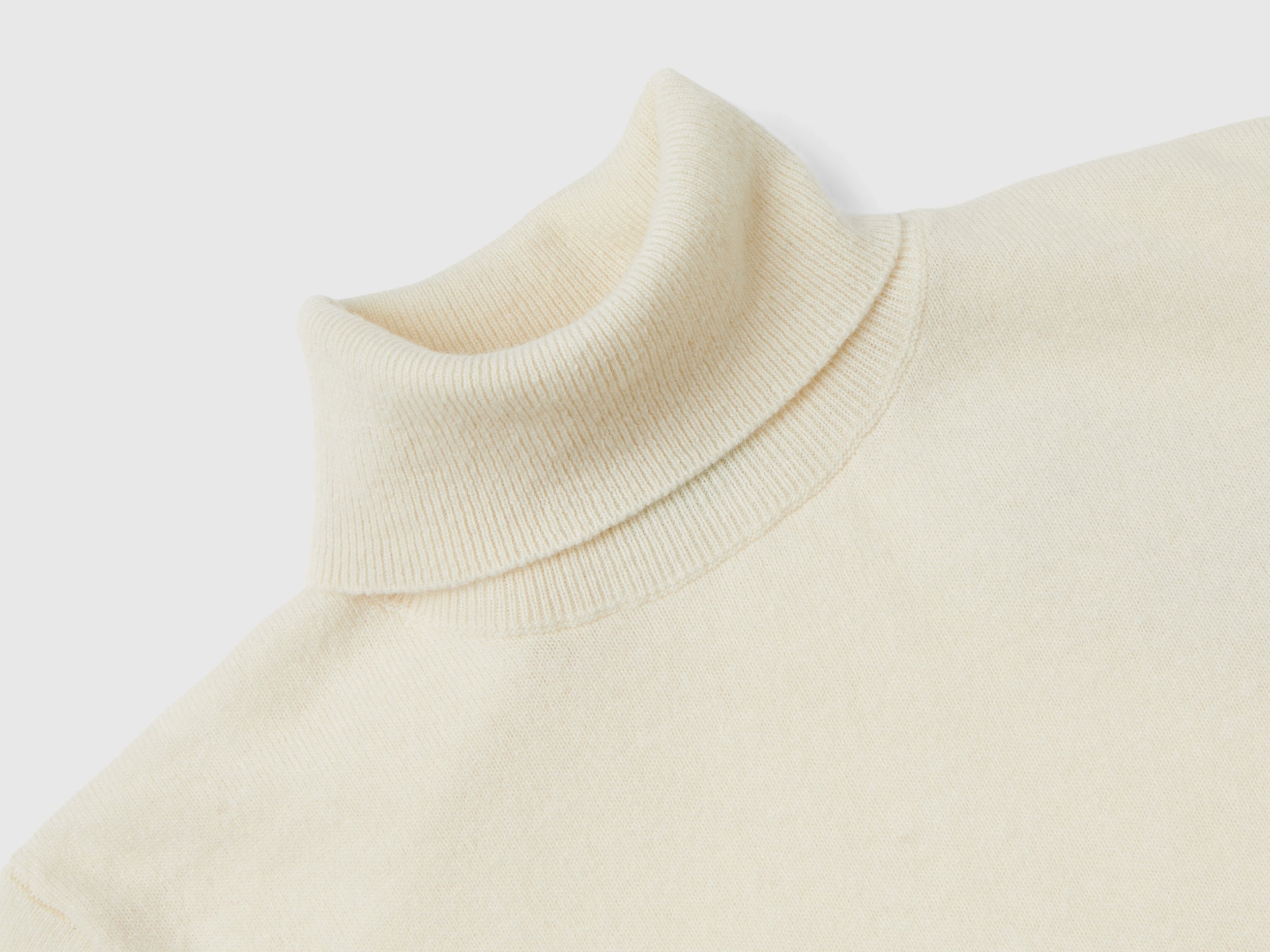 Camisola de gola alta nata em pura lã Merino - ucb_image_DS1