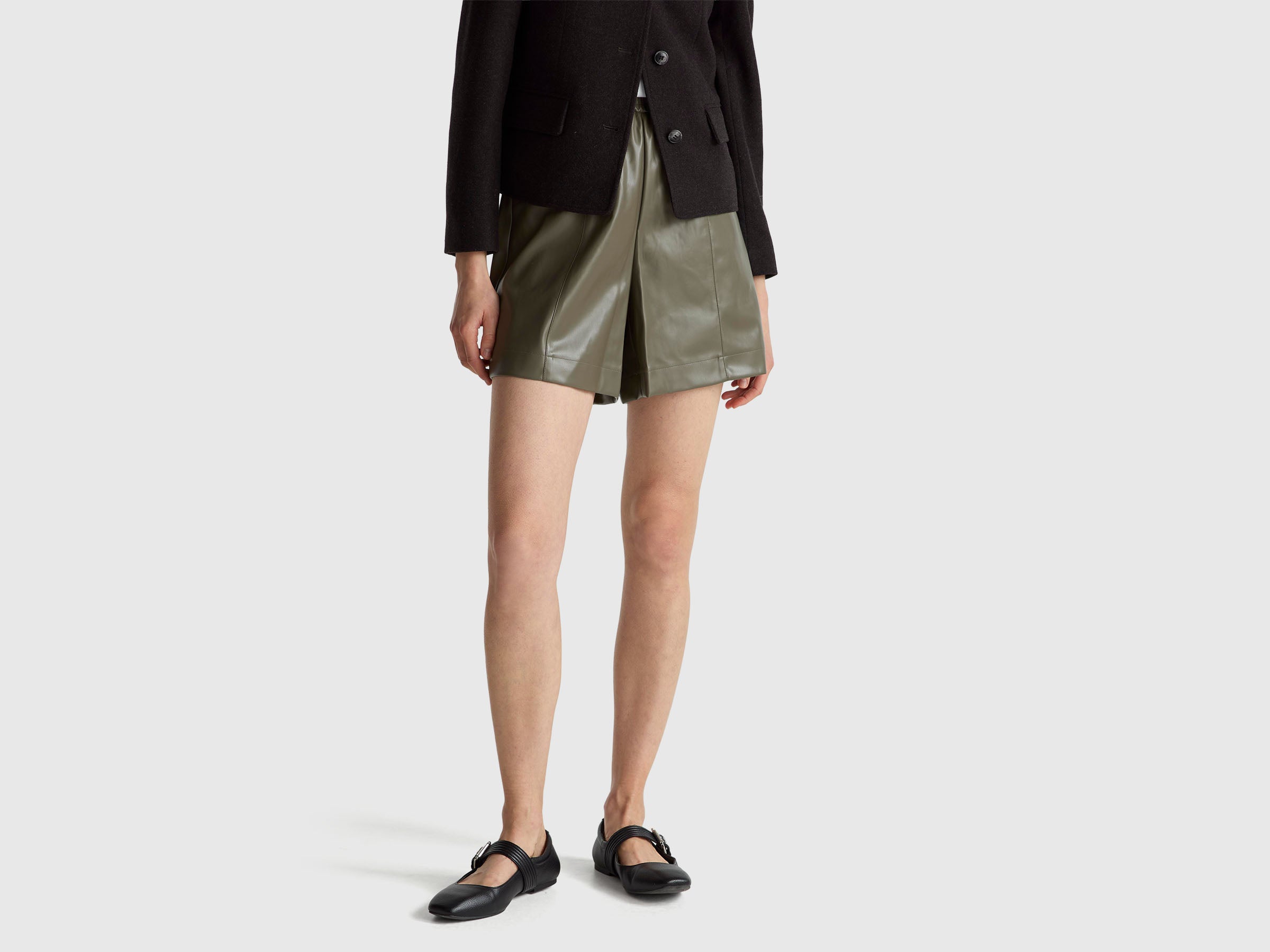 Bermudas em tecido efeito pele - ucb_image_F