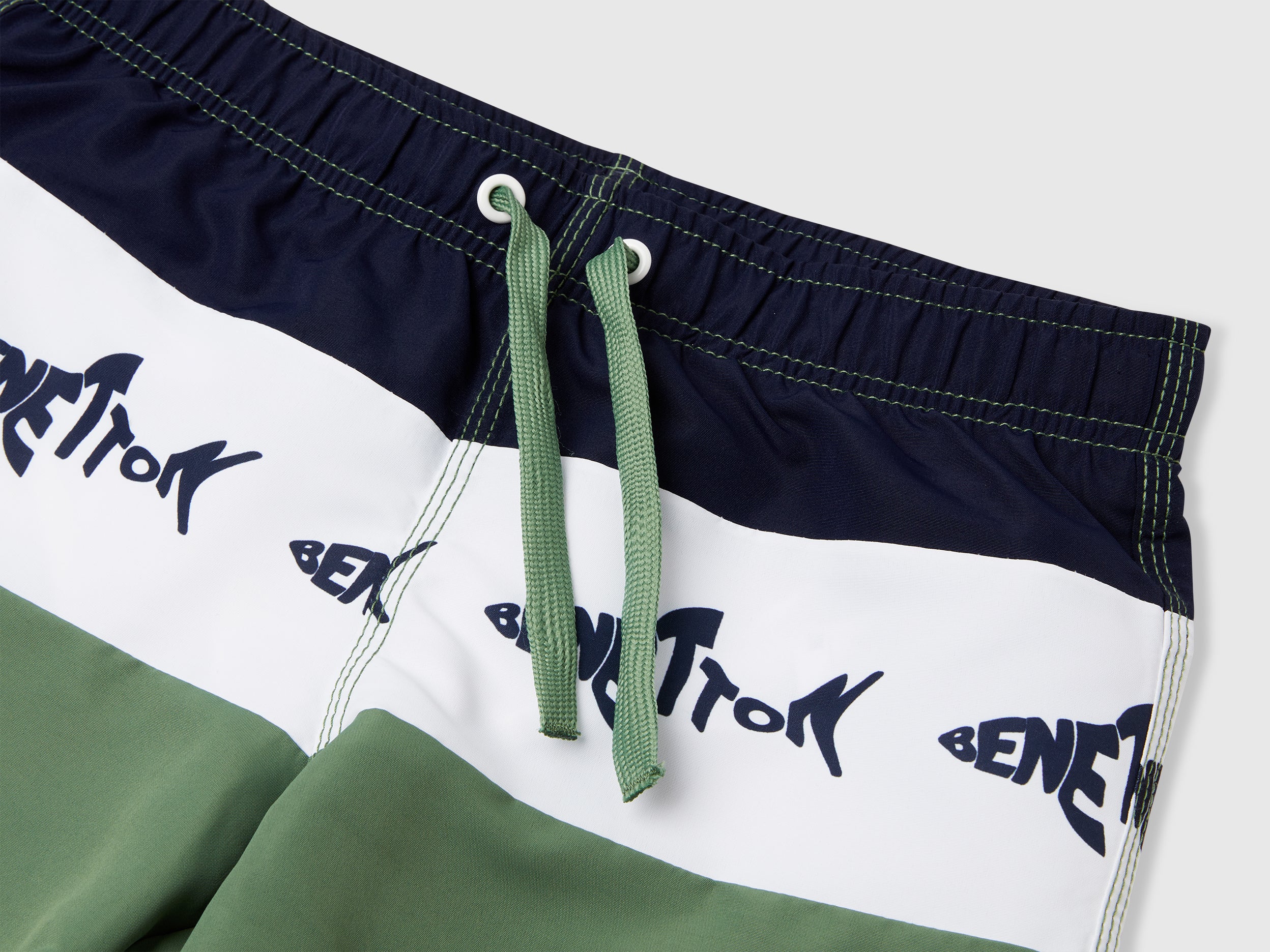 Boxers de banho com estampa de tubarões - ucb_image_DS1