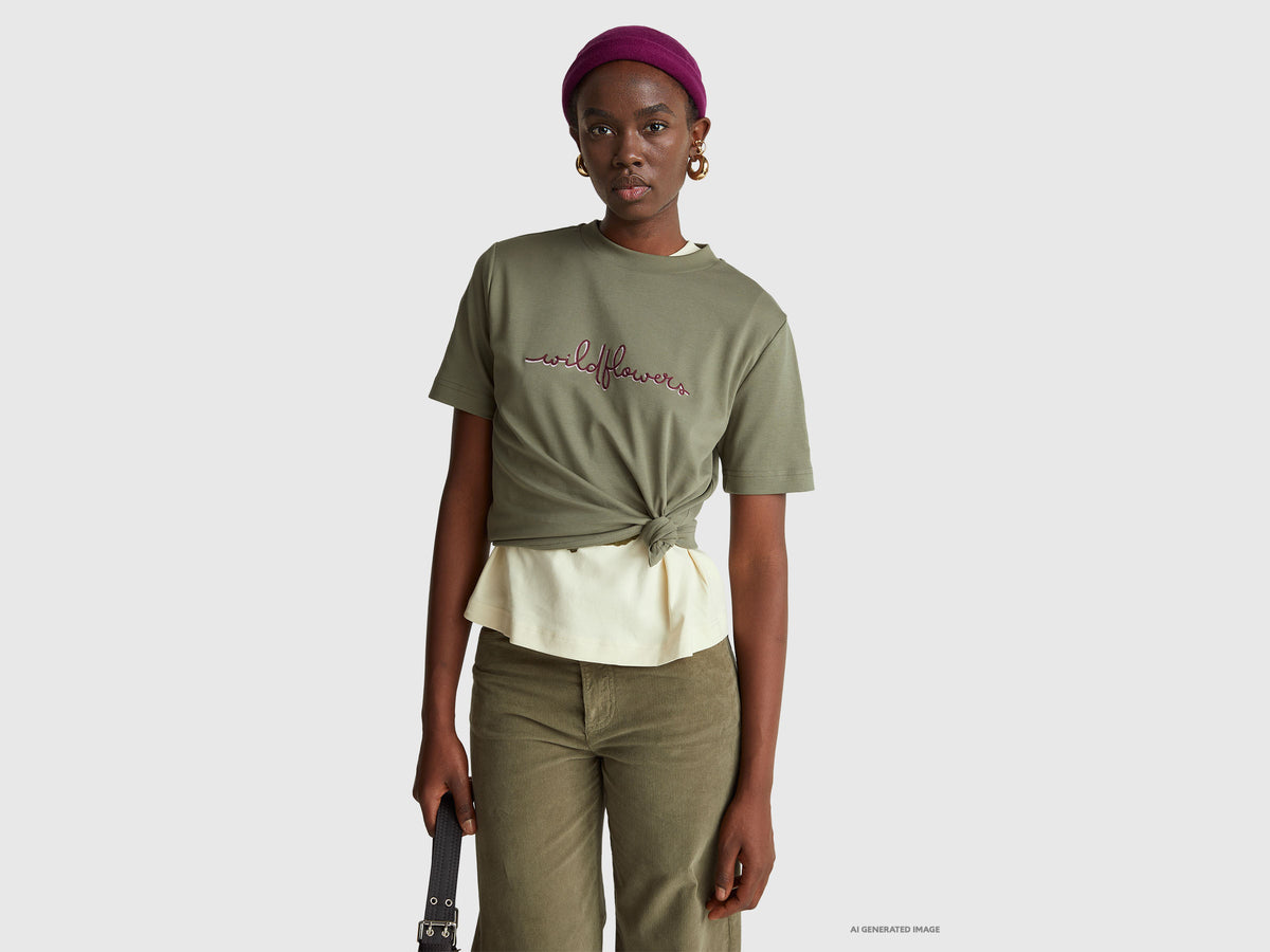 T-shirt com estampa e bordado - ucb_image_F