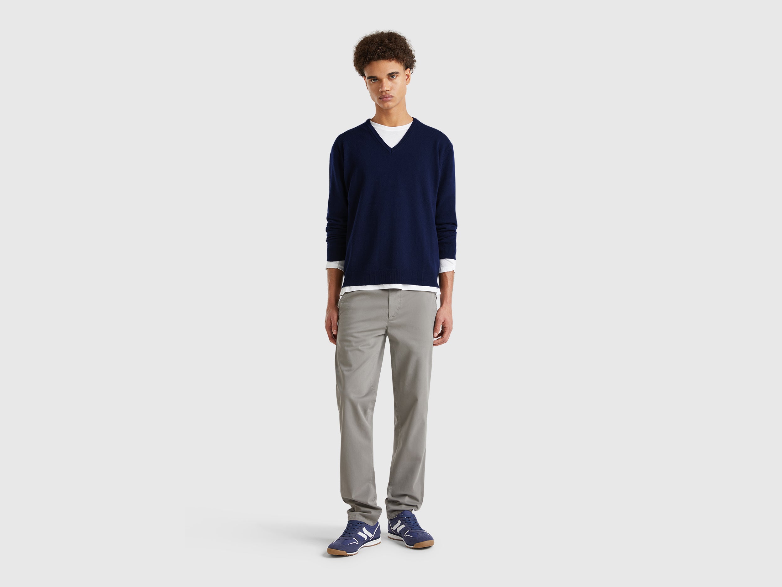 Camisola decote em V azul-escuro em pura lã Merino - ucb_image_FY