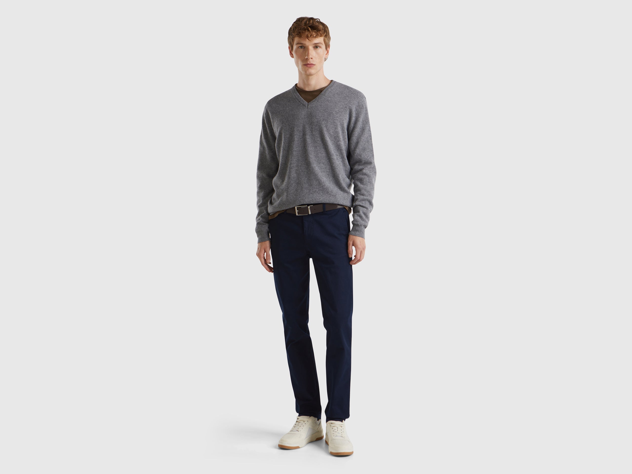 Camisola decote em V cinzenta em pura lã Merino - ucb_image_FY