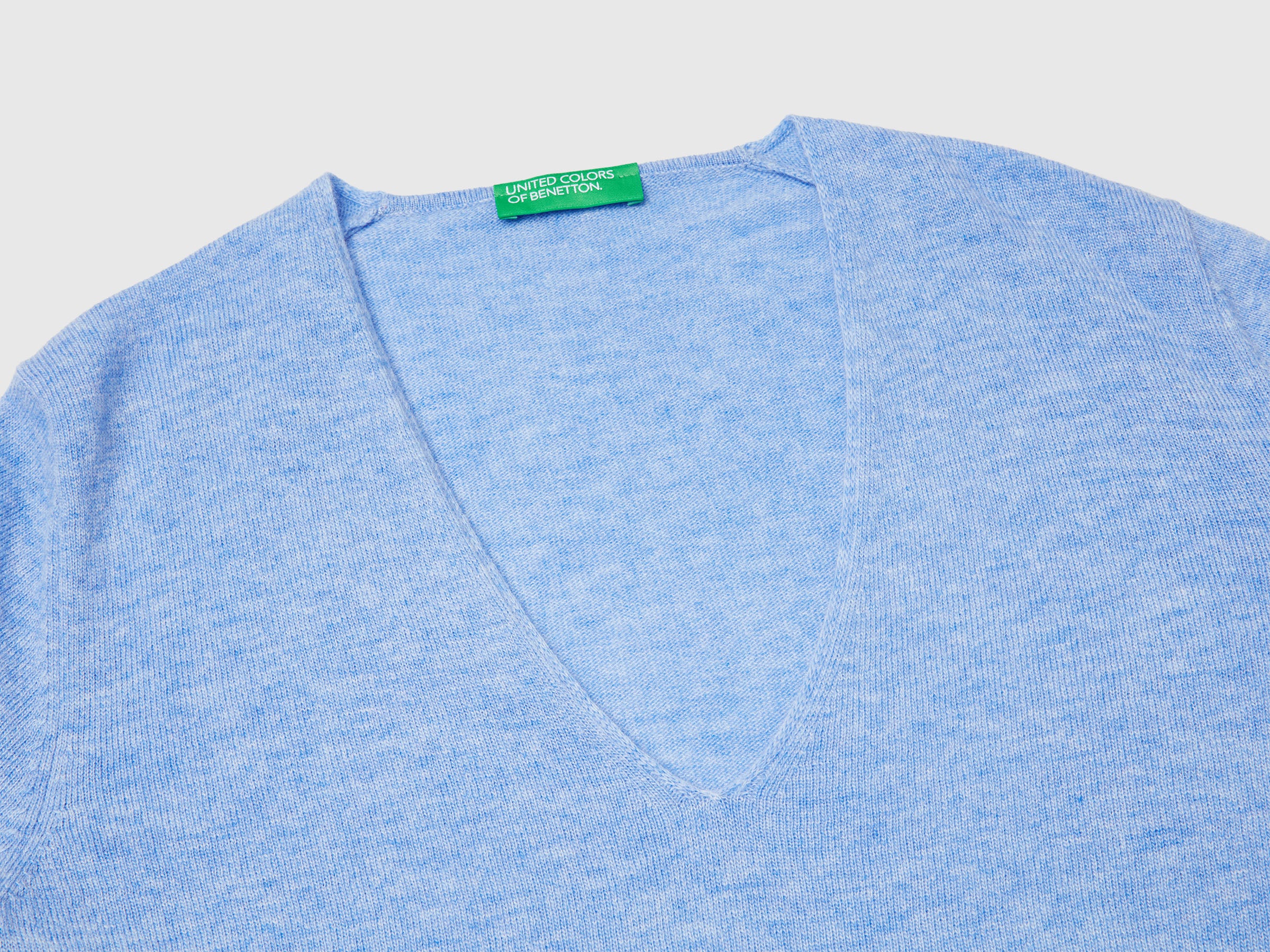 Camisola azul-claro com decote em V em pura lã Merino - ucb_image_DS1