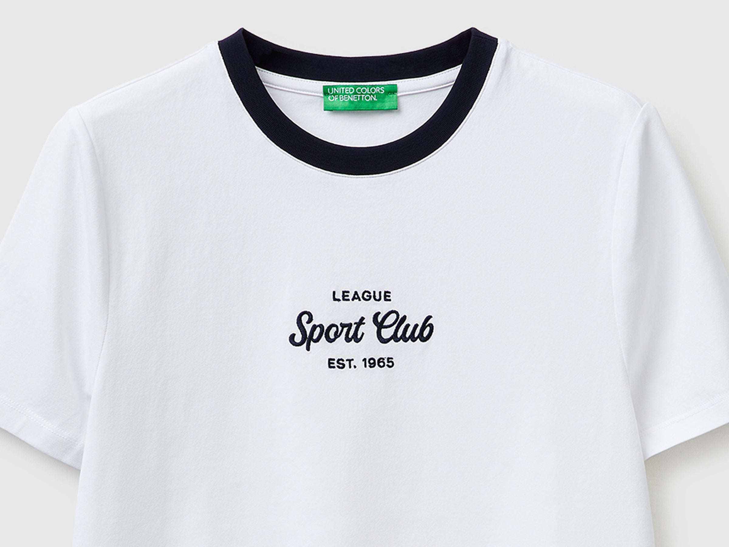 T-shirt com emblema bordado - ucb_image_DS1