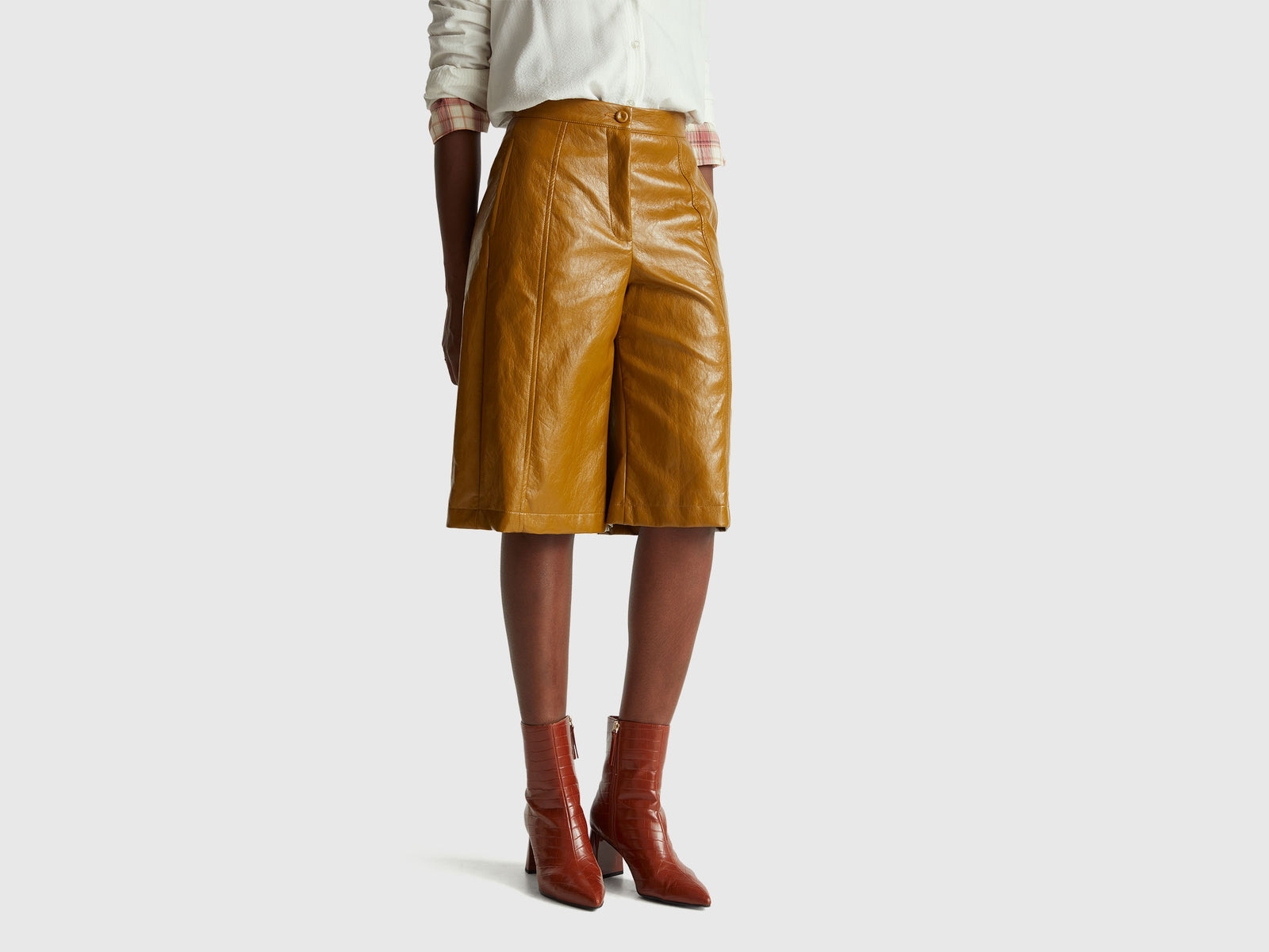 Bermudas em tecido efeito pele - ucb_image_F
