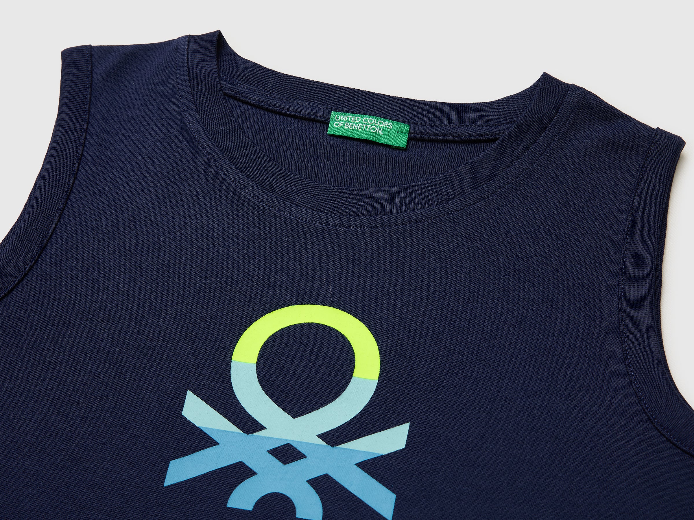 T-shirt sem mangas em algodão orgânico com estampa logótipo - ucb_image_DS1