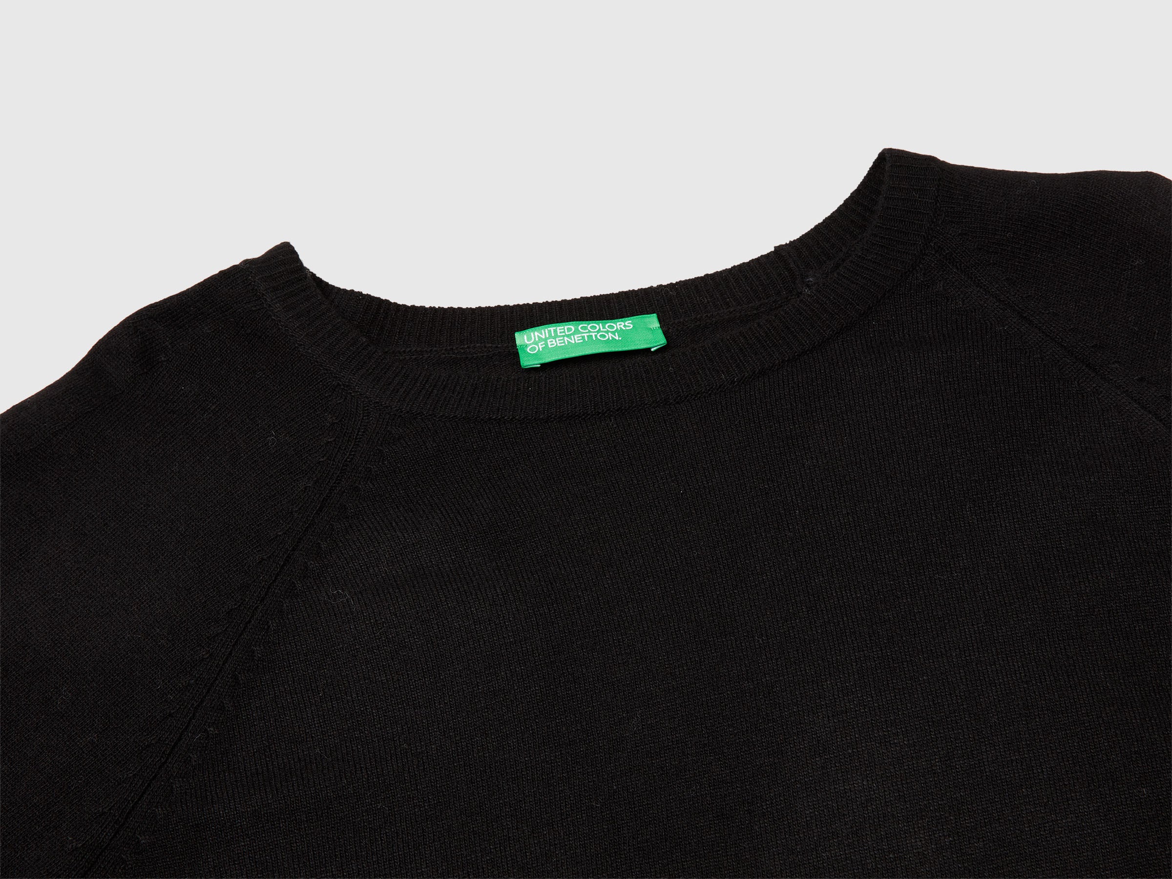 Black crew neck sweater in cashmere and wool blend - ucb_image_DS1