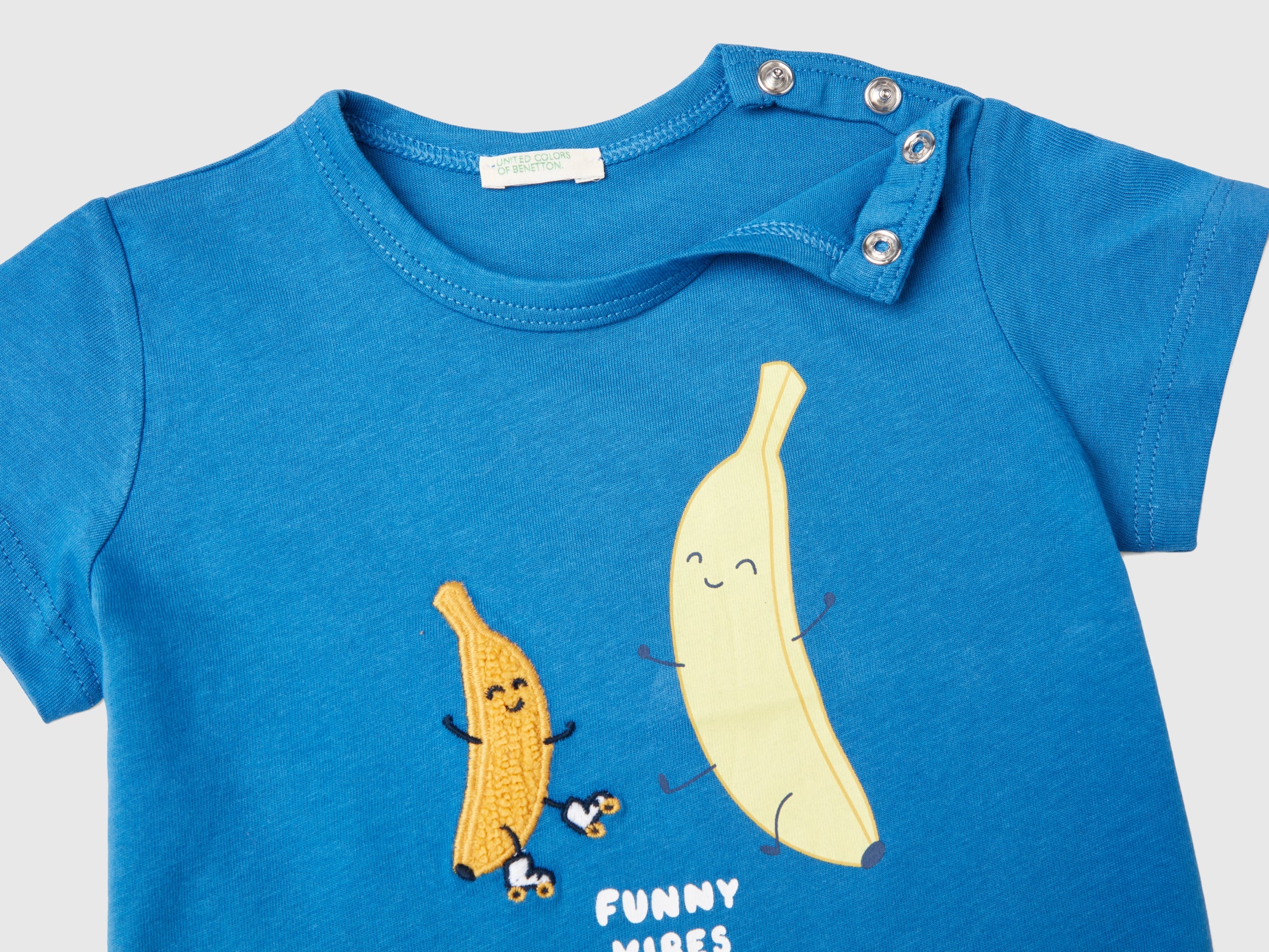 T-shirt com estampa e bordado - ucb_image_DS1