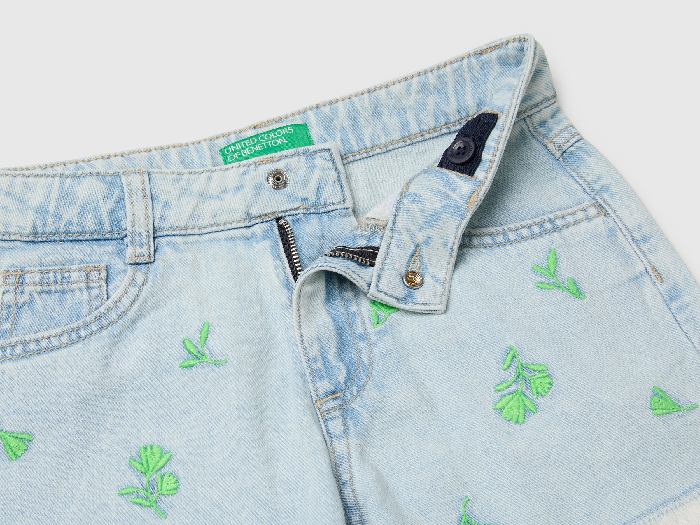 Denim shorts with little flowers - ucb_image_DS1