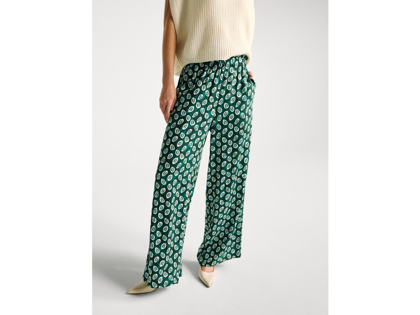 Flowy trousers with bandana print