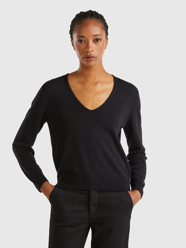 Black V-neck sweater in pure Merino wool Women