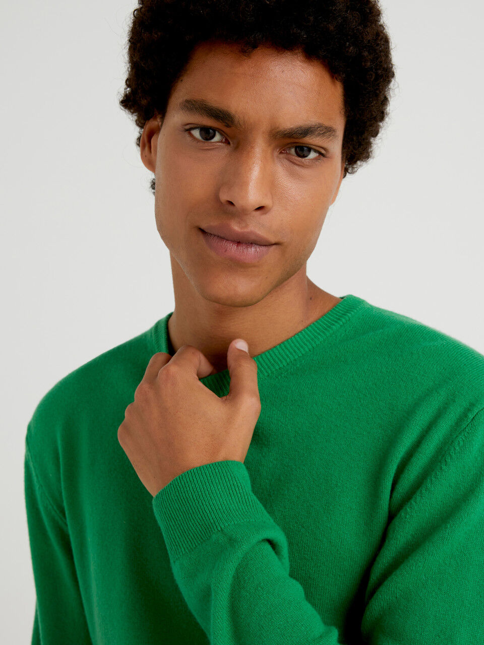 Μπλούζα πράσινη με λαιμόκοψη από αγνό μαλλί Μερινό εξατομικευμένη