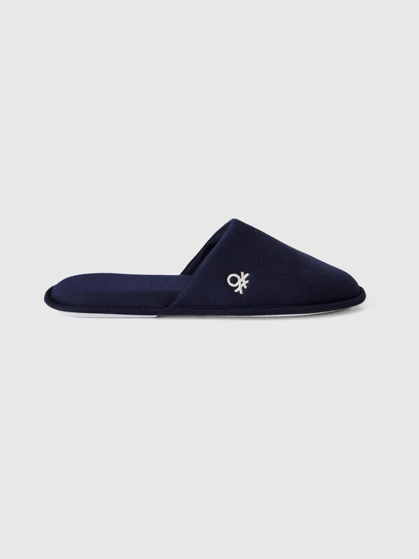 Slippers with logo embroidery