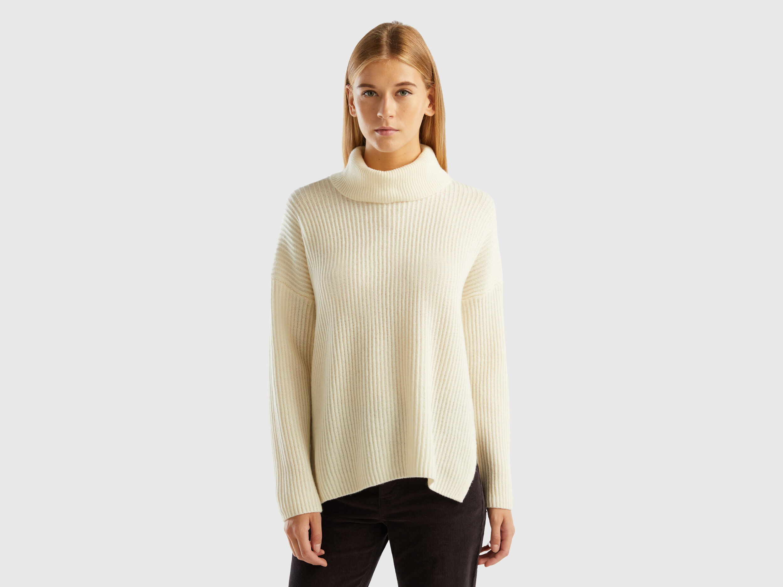 Wide neck clearance turtleneck