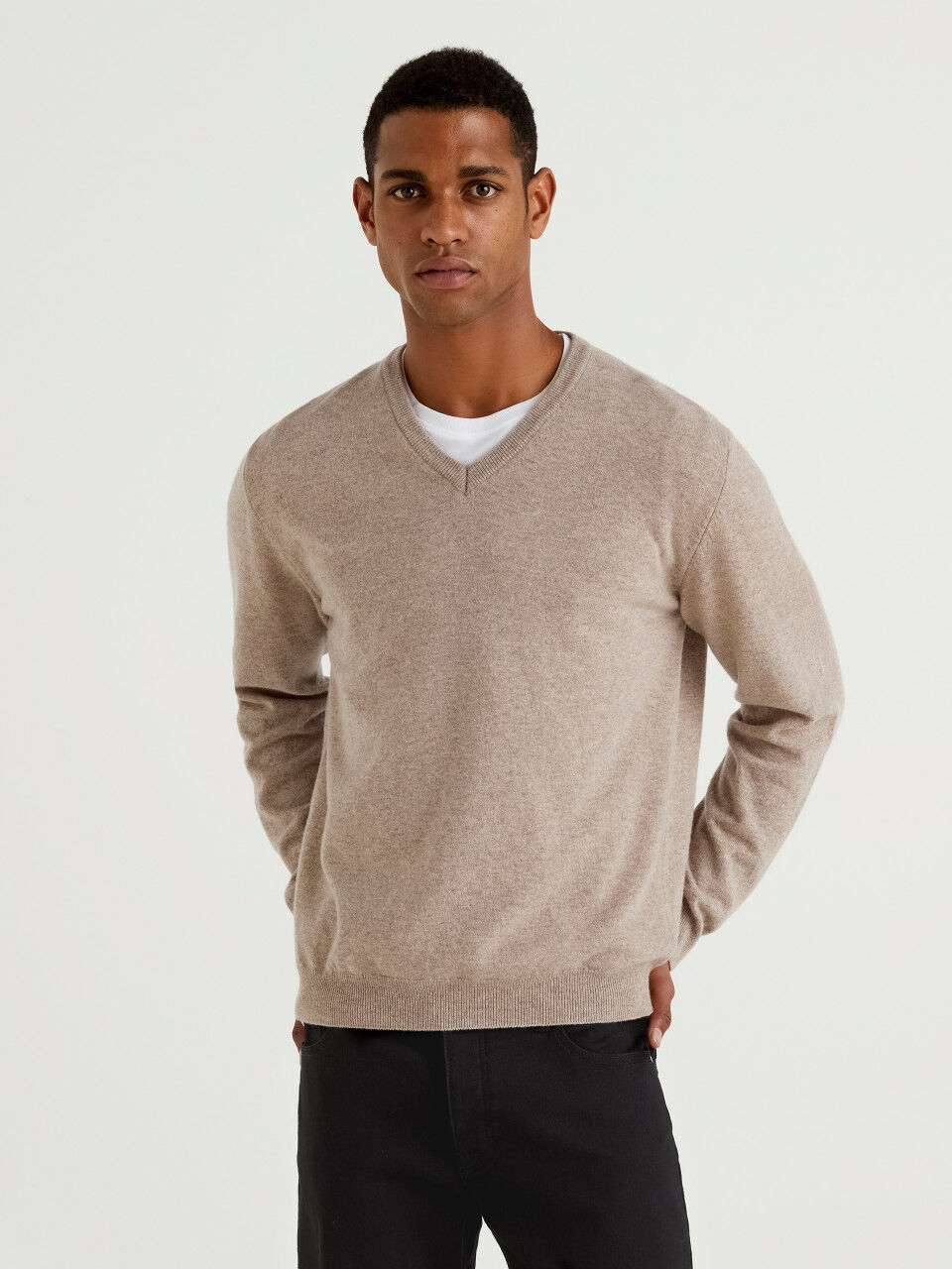 Dove gray V-neck sweater in pure Merino wool