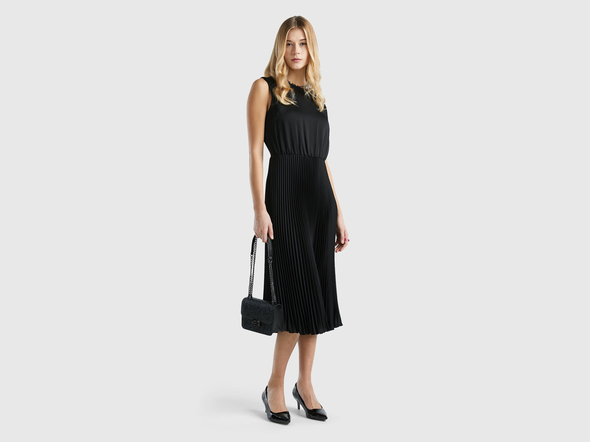 Black keyhole pleated midi hot sale dress with pleated skirt