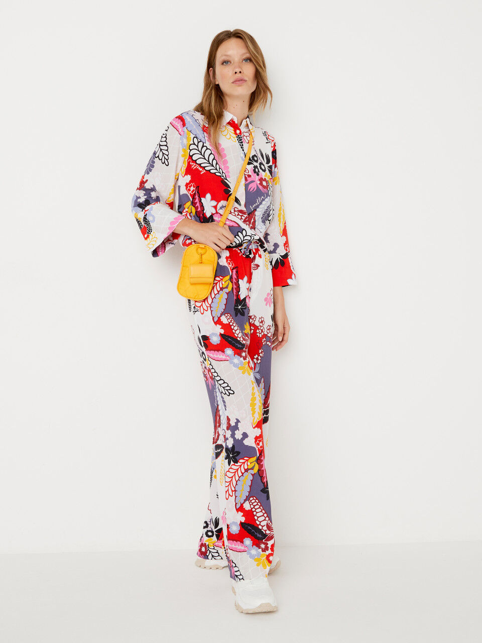 Straight leg trousers with tropical print
