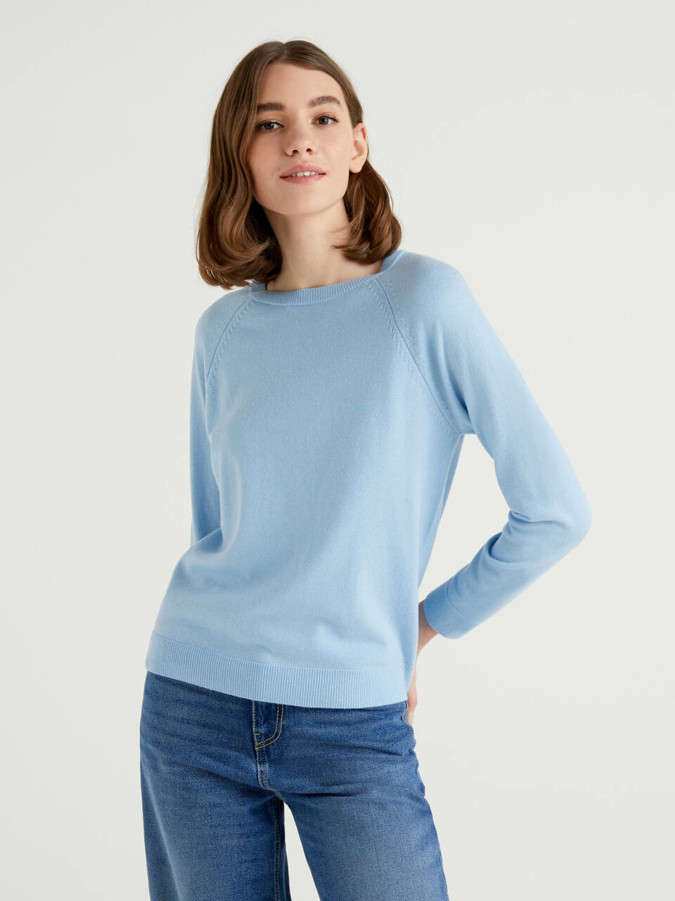 Light blue crew neck sweater in cashmere and wool blend