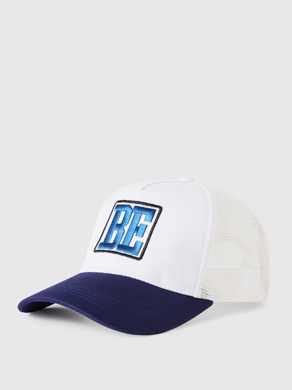 Baseball cap with mesh