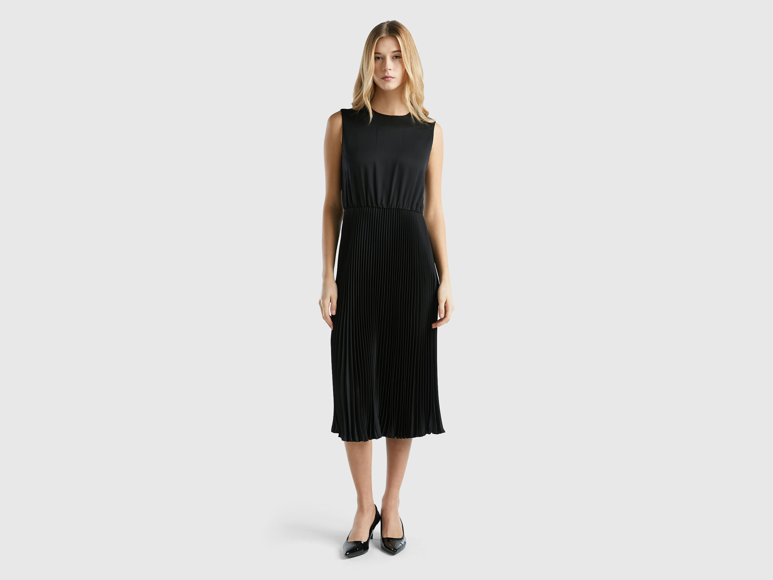 Black keyhole pleated midi hot sale dress with pleated skirt