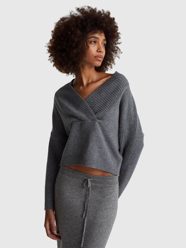 Boxy fit sweater with V-neck Women